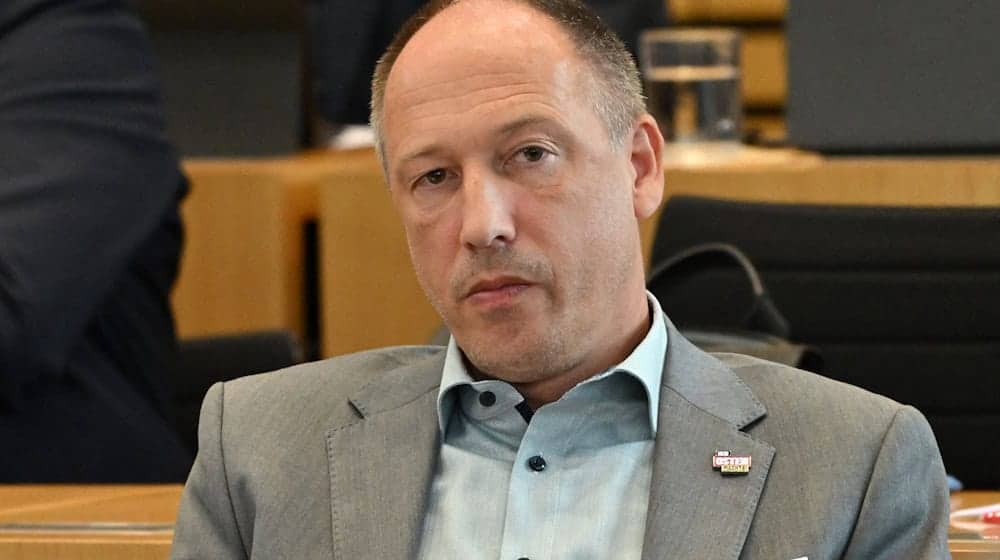 Der AfD-Politiker Ringo Mühlmann spricht sich für ein entschiedeneres Vorgehen gegen Linksextremismus aus. / Foto: Martin Schutt/dpa