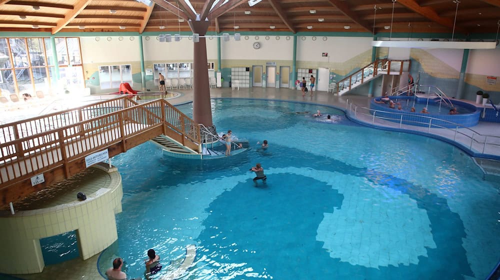 In Thüringen wird über den Erhalt von bedrohten Schwimmbädern diskutiert - hier das Bad in Bad Salzungen. (Symbolbild) / Foto: Bodo Schackow/dpa-Zentralbild/dpa In Thüringen wird über den Erhalt von bedrohten Schwimmbädern diskutiert - hier das Bad in Bad Salzungen. (Symbolbild) / Foto: Bodo Schackow/dpa-Zentralbild/dpa