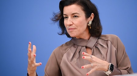 Bundesforschungsministerin Dorothee Bär (CSU) nennt Gründe, warum aus der  Deutschen Agentur für Transfer und Innovation (DATI) in Thüringen nichts wird. (Archivbild) / Foto: Britta Pedersen/dpa