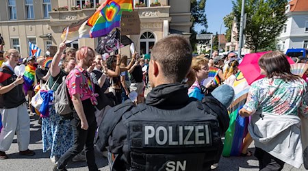 Rund zwei Drittel der CSD-Demos in Ostdeutschland wurde laut Bericht von Störungen begleitet. Besonders betroffen: Magdeburg und Bautzen. (Archivbild) / Foto: Daniel Wagner/dpa Rund zwei Drittel der CSD-Demos in Ostdeutschland wurde laut Bericht von Störungen begleitet. Besonders betroffen: Magdeburg und Bautzen. (Archivbild) / Foto: Daniel Wagner/dpa