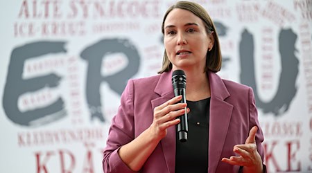 Sozialministerin Katharina Schenk (SPD) betonte mit Blick auf den Preis, dass Demokratie von Menschen lebe, die etwa mit Mut und Herz Haltung zeigten. (Archivbild) / Foto: Martin Schutt/dpa