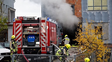 Noch ist unklar, warum das Feuer in Schleusingen ausgebrochen ist. / Foto: Steffen Ittig/NEWS5/dpa Brand in Lagerhalle – Zusammenhang mit Razzia?