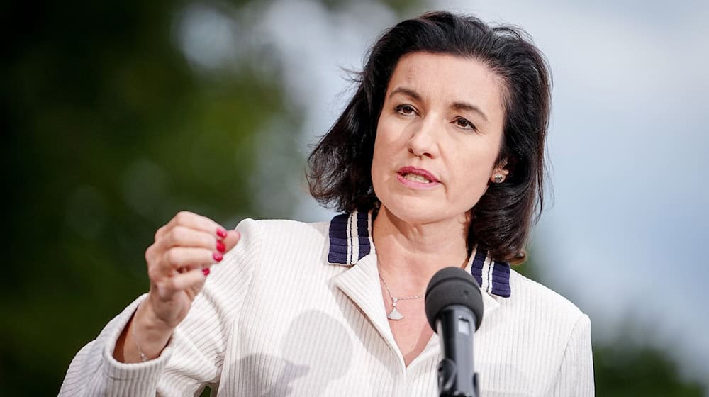Bundesforschungsministerin Dorothee Bär (CSU) stoppt Pläne zur Ansiedlung einer Deutschen Agentur für Transfer und Innovation (DATI) in Thüringen. (Archivbild) / Foto: Kay Nietfeld/dpa