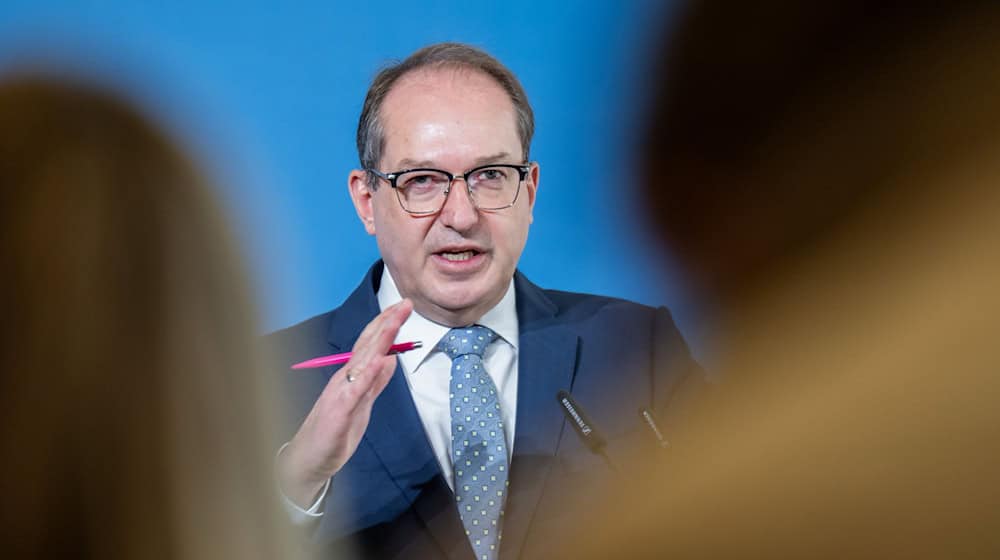 Dobrindt sieht die AfD als Putin-Partei. (Archivbild) / Foto: Michael Kappeler/dpa Dobrindt sieht die AfD als Putin-Partei. (Archivbild) / Foto: Michael Kappeler/dpa