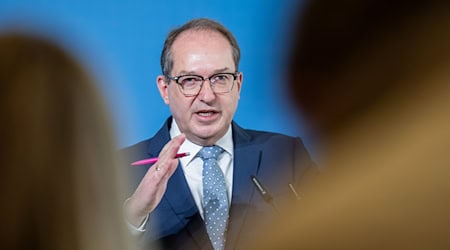 Dobrindt sieht die AfD als Putin-Partei. (Archivbild) / Foto: Michael Kappeler/dpa Dobrindt sieht die AfD als Putin-Partei. (Archivbild) / Foto: Michael Kappeler/dpa