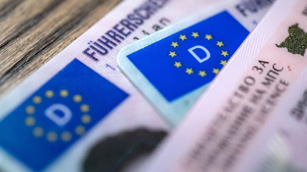 Weniger Fragen, mehr App-Lernen: Fahrlehrer sehen die Reformpläne für einen günstigeren Führerschein kritisch. (Symbolbild) / Foto: Sina Schuldt/dpa Weniger Fragen, mehr App-Lernen: Fahrlehrer sehen die Reformpläne für einen günstigeren Führerschein kritisch. (Symbolbild) / Foto: Sina Schuldt/dpa
