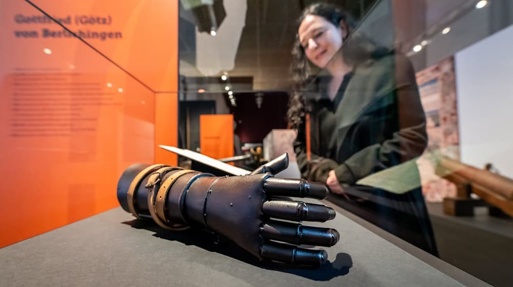 Auf die Kopie der eisernen Hand des Ritters Götz von Berlichingen waren viele Besucher der Thüringer Landesausstellung zum Bauernkrieg 1524/25 neugierig. (Archivbild) / Foto: Jacob Schröter/dpa