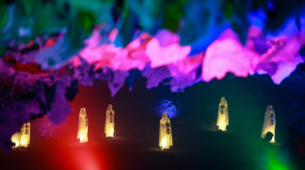 Hexen, schaurige Nonnen und ein Voodoo-Priester sorgen für Gruselstimmung in der Barbarossahöhle. (Archivbild) / Foto: Matthias Bein/dpa Hexen, schaurige Nonnen und ein Voodoo-Priester sorgen für Gruselstimmung in der Barbarossahöhle. (Archivbild) / Foto: Matthias Bein/dpa