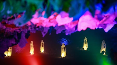 Hexen, schaurige Nonnen und ein Voodoo-Priester sorgen für Gruselstimmung in der Barbarossahöhle. (Archivbild) / Foto: Matthias Bein/dpa Hexen, schaurige Nonnen und ein Voodoo-Priester sorgen für Gruselstimmung in der Barbarossahöhle. (Archivbild) / Foto: Matthias Bein/dpa