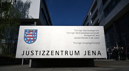 Das Oberlandesgericht in Jena sieht in einem Facebook-Post über Sinti und Roma eines Geraer Richters keine Volksverhetzung. (Symbolbild) / Foto: Martin Schutt/dpa Das Oberlandesgericht in Jena sieht in einem Facebook-Post über Sinti und Roma eines Geraer Richters keine Volksverhetzung. (Symbolbild) / Foto: Martin Schutt/dpa