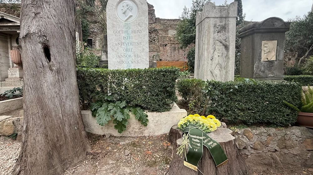 Das Grab von Goethes Sohn August in Rom wurde zum 195. Todestag restauriert - aber sein Vorname fehlt immer noch. / Foto: Christoph Sator/dpa Das Grab von Goethes Sohn August in Rom wurde zum 195. Todestag restauriert - aber sein Vorname fehlt immer noch. / Foto: Christoph Sator/dpa