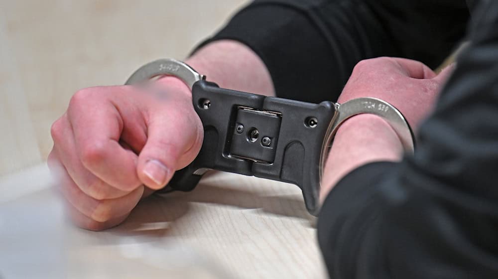 Der 1. Senat hebt die Haftbefehle gegen zwei Angeklagte wegen der Mitgliedschaft in einer terroristischen Vereinigung auf. (Archivbild) / Foto: Martin Schutt/dpa post-slider