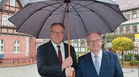 Thüringens Ministerpräsident Mario Voigt und Sachsen-Anhalts Ministerpräsident Reiner Haseloff (beide CDU) trafen sich bei einer gemeinsamen Kabinettssitzung im Harz.   / Foto: Matthias Bein/dpa Thüringens Ministerpräsident Mario Voigt und Sachsen-Anhalts Ministerpräsident Reiner Haseloff (beide CDU) trafen sich bei einer gemeinsamen Kabinettssitzung im Harz.   / Foto: Matthias Bein/dpa