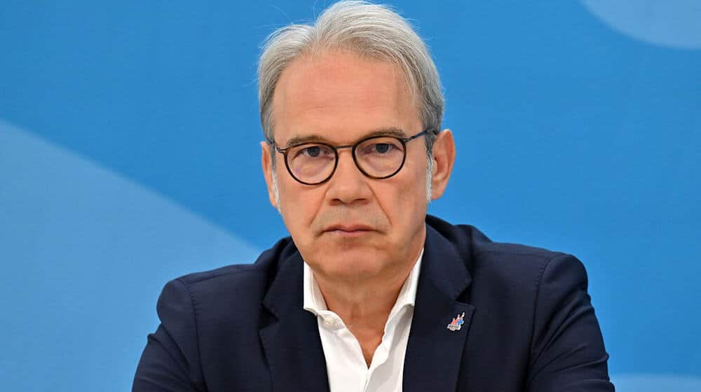 Innenminister Georg Maier sieht Anzeichen dafür, dass die AfD das parlamentarische Fragerecht dazu missbraucht, um gezielt kritische Infrastruktur auszuforschen. (Archivbild) / Foto: Martin Schutt/dpa