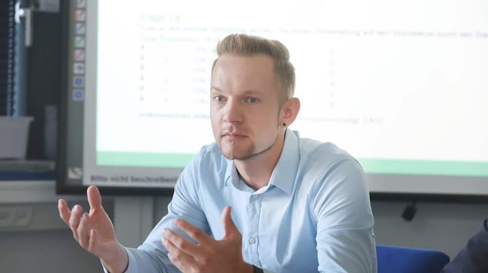Thüringens Schulen punkten in den Naturwissenschaften, kämpfen aber weiter mit Lehrermangel und wachsender fachfremder Vertretung. (Archivbild) / Foto: Bodo Schackow/dpa