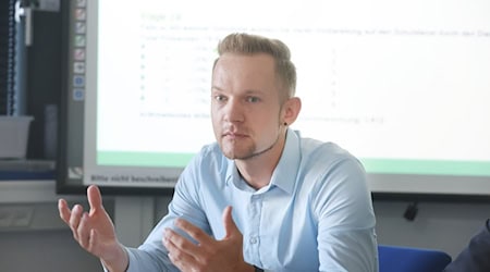 Thüringens Schulen punkten in den Naturwissenschaften, kämpfen aber weiter mit Lehrermangel und wachsender fachfremder Vertretung. (Archivbild) / Foto: Bodo Schackow/dpa