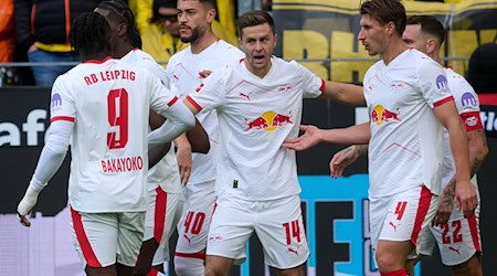 Christoph Baumgartner (RB Leipzig, M) jubelt über seinen Treffer zum 0:1. / Foto: Bernd Thissen/dpa