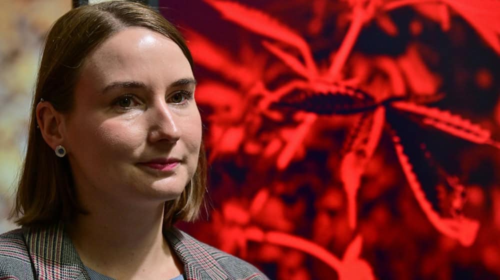 Katharina Schenk (SPD), Ministerin für Arbeit, Soziales, Gesundheit, Frauen und Senioren von Thüringen, während eines Pressegesprächs in der Ausstellung "Only good vibes? Cannabis, Rausch und Realität“ in der Defensionskaserne auf dem Petersberg. / Foto: Martin Schutt/dpa