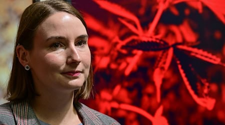 Katharina Schenk (SPD), Ministerin für Arbeit, Soziales, Gesundheit, Frauen und Senioren von Thüringen, während eines Pressegesprächs in der Ausstellung "Only good vibes? Cannabis, Rausch und Realität“ in der Defensionskaserne auf dem Petersberg. / Foto: Martin Schutt/dpa