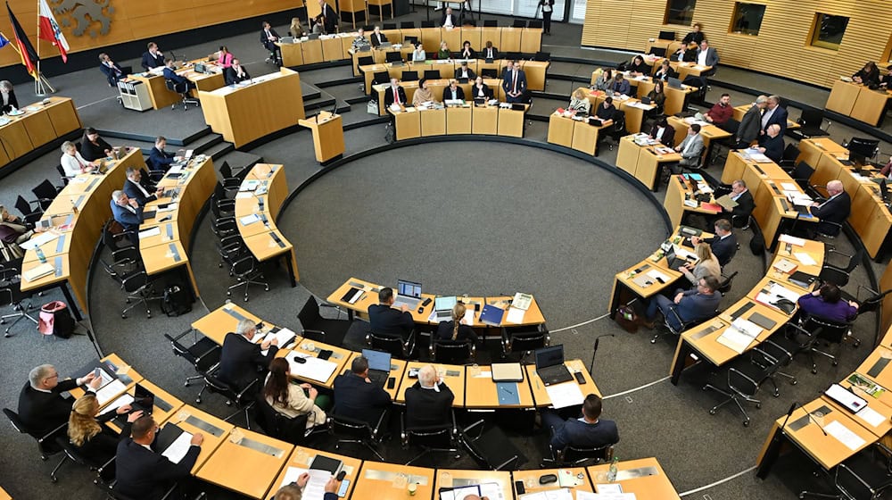 Im Thüringer Landtag beschlossen die Abgeordneten einstimmig ein Gesetz zur Fusion weiterer Gemeinden - inklusive Hochzeitsprämie. (Symbolbild) / Foto: Martin Schutt/dpa