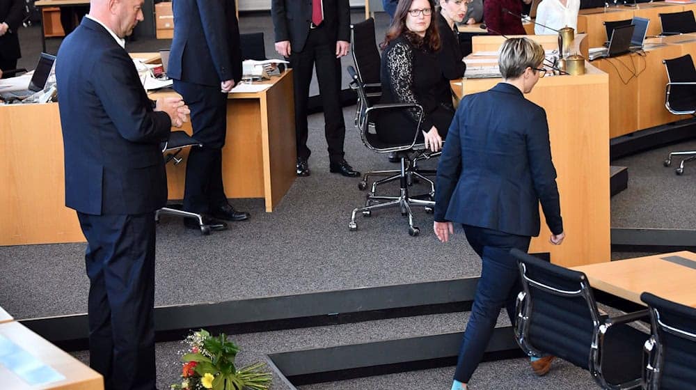 Im Februar 2020 warf Susanne Hennig-Wellsow (Linke) dem mit Stimmen der AfD zum Ministerpräsidenten frisch gewählten Thomas Kemmerich (FDP) Blumen vor die Füße. (Archivbild) / Foto: Martin Schutt/dpa-Zentralbild/dpa