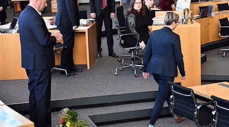 Im Februar 2020 warf Susanne Hennig-Wellsow (Linke) dem mit Stimmen der AfD zum Ministerpräsidenten frisch gewählten Thomas Kemmerich (FDP) Blumen vor die Füße. (Archivbild) / Foto: Martin Schutt/dpa-Zentralbild/dpa