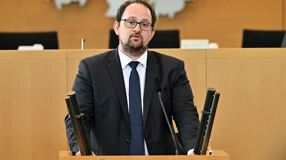 Thüringens Landtagspräsident Thadäus König fordert mehr Wertschätzung für heimische Landwirtschaft. (Archivbild) / Foto: Martin Schutt/dpa