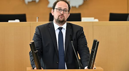 Thüringens Landtagspräsident Thadäus König fordert mehr Wertschätzung für heimische Landwirtschaft. (Archivbild) / Foto: Martin Schutt/dpa