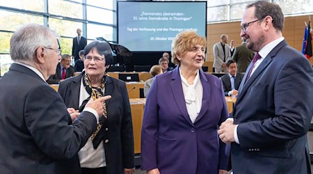 Vor 35 Jahren hat sich in Thüringen der erste freigewählte Landtag nach der Wiedervereinigung konstituiert. Das Jubiläum wurde mit einem Festakt in Erfurt gewürdigt. / Foto: Michael Reichel/dpa Vor 35 Jahren hat sich in Thüringen der erste freigewählte Landtag nach der Wiedervereinigung konstituiert. Das Jubiläum wurde mit einem Festakt in Erfurt gewürdigt. / Foto: Michael Reichel/dpa