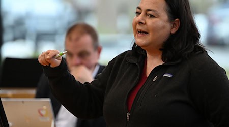 Die Thüringer Linke-Abgeordnete Katharina König-Preuss hält nichts von Plänen auf EU-Ebene zur Chatkontrolle. (Archivbild) / Foto: Martin Schutt/dpa Die Thüringer Linke-Abgeordnete Katharina König-Preuss hält nichts von Plänen auf EU-Ebene zur Chatkontrolle. (Archivbild) / Foto: Martin Schutt/dpa