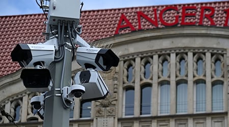 Nach langer Verzögerung wegen datenschutzrechtlichen Bedenken geht die Videoüberwachung auf dem Erfurter Anger nun in Betrieb. (Archivbild) / Foto: Martin Schutt/dpa