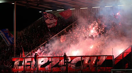 Beim Pokalspiel in Cottbus ist ein Leipziger Fan nach einem medizinischen Notfall gestorben.  / Foto: Robert Michael/dpa