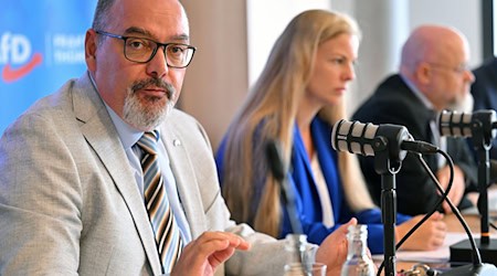 Sascha Schlösser, Justizpolitischer Sprecher der AfD-Fraktion, wirft dem Innenminister Verschwörungstheorien vor. (Archivbild) / Foto: Martin Schutt/dpa