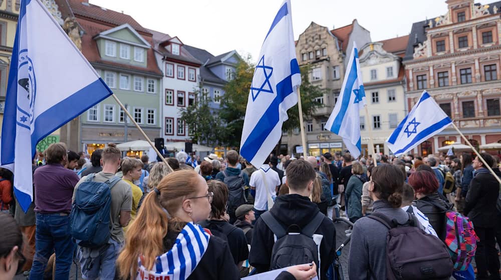 Zwei Jahre nach dem Hamas-Massaker am 7. Oktober 2023 soll in Erfurt an die der Terrororganisation weiterhin festgehaltenen israelischen Geiseln erinnert werden. (Archivbild)  / Foto: Michael Reichel/dpa