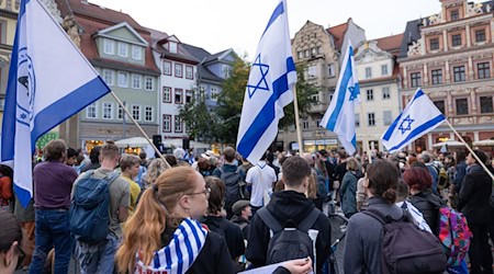 Zwei Jahre nach dem Hamas-Massaker am 7. Oktober 2023 soll in Erfurt an die der Terrororganisation weiterhin festgehaltenen israelischen Geiseln erinnert werden. (Archivbild)  / Foto: Michael Reichel/dpa