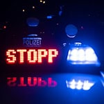 Gleich zweimal stoppen Polizisten dasselbe Auto in einer Nacht. (Symbolbild) / Foto: Marijan Murat/dpa
