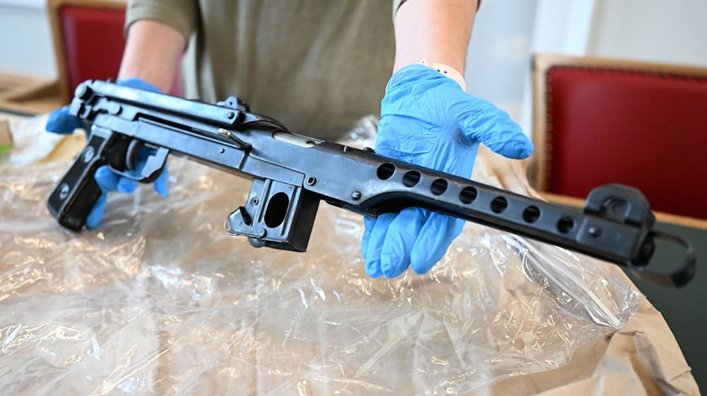 Die Polizei präsentierte sichergestellte Waffen. / Foto: Federico Gambarini/dpa