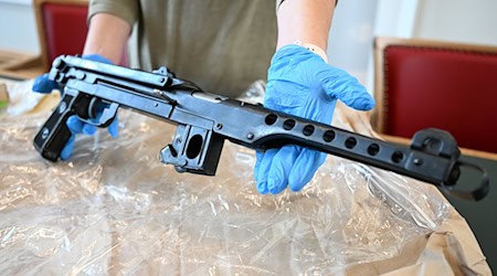 Die Polizei präsentierte sichergestellte Waffen. / Foto: Federico Gambarini/dpa Die Polizei präsentierte sichergestellte Waffen. / Foto: Federico Gambarini/dpa