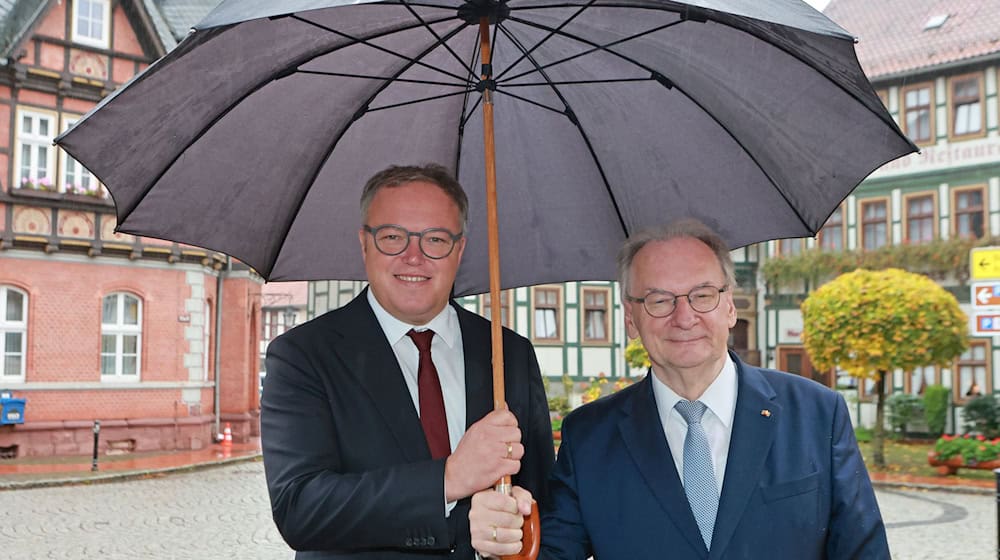Thüringens Ministerpräsident Mario Voigt und Sachsen-Anhalts Ministerpräsident Reiner Haseloff (beide CDU) trafen sich bei einer gemeinsamen Kabinettssitzung im Harz. / Foto: Matthias Bein/dpa Thüringens Ministerpräsident Mario Voigt und Sachsen-Anhalts Ministerpräsident Reiner Haseloff (beide CDU) trafen sich bei einer gemeinsamen Kabinettssitzung im Harz. / Foto: Matthias Bein/dpa