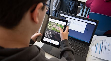 Mehr als 30 Prozent der sächsischen Schüler belegen in der Oberstufe Informatik. (Symbolbild) / Foto: Marijan Murat/dpa