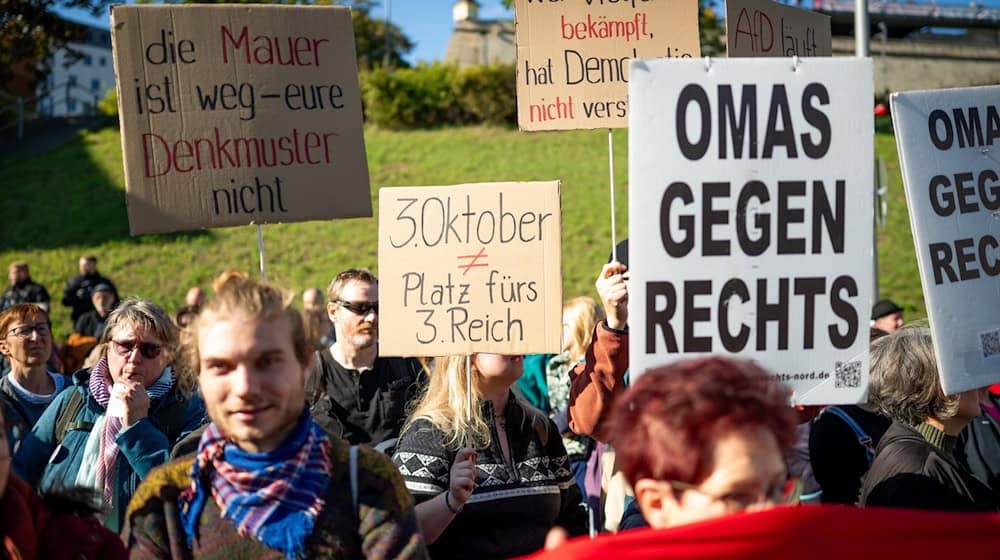 Nach Angaben der Polizei vom Freitagnachmittag nahmen rund 950 Menschen an der Demonstration teil, die sich gegen eine Kundgebung der AfD richtete. / Foto: Jacob Schröter/dpa