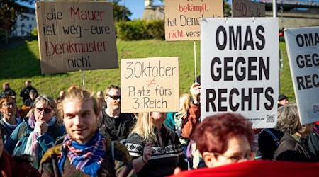 Nach Angaben der Polizei vom Freitagnachmittag nahmen rund 950 Menschen an der Demonstration teil, die sich gegen eine Kundgebung der AfD richtete. / Foto: Jacob Schröter/dpa