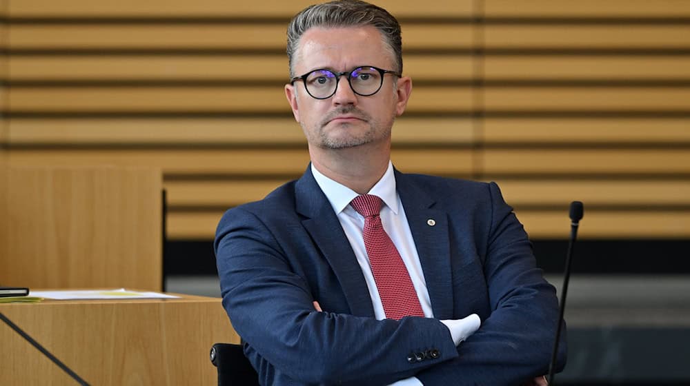 Thüringens Bildungsminister Christian Tischner (CDU) sieht in der Aktivrente eine Unterstützung im Kampf gegen Unterrichtsausfall. (Archivbild) / Foto: Martin Schutt/dpa