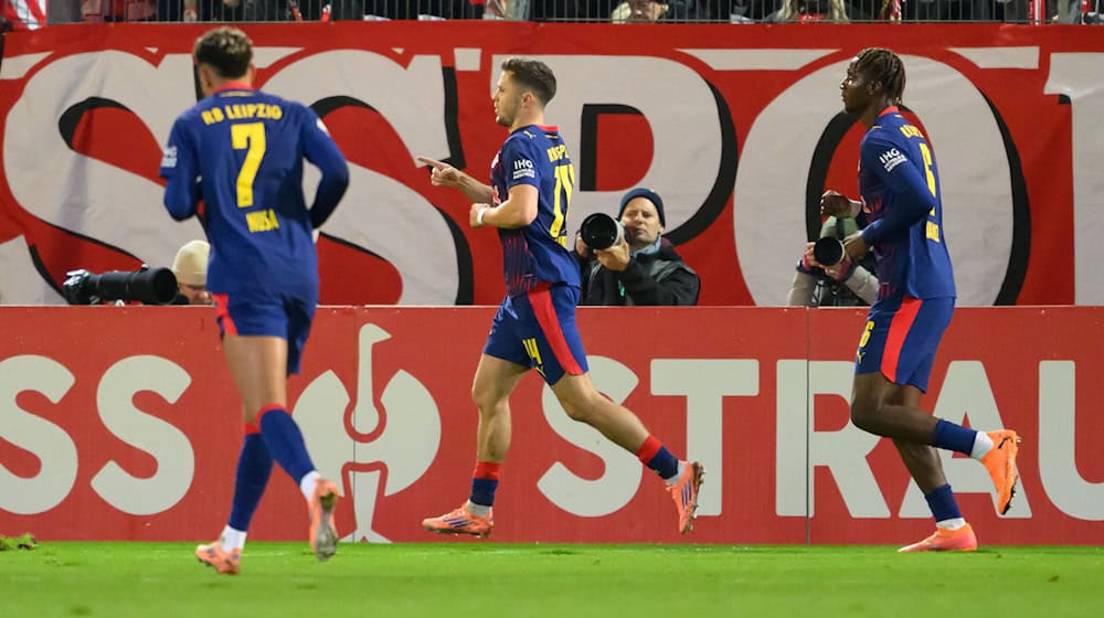 Christoph Baumgartner (RB Leipzig, M) jubelt nach seinem Tor zum 0:2.  / Foto: Robert Michael/dpa Christoph Baumgartner (RB Leipzig, M) jubelt nach seinem Tor zum 0:2.  / Foto: Robert Michael/dpa