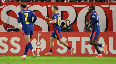 Christoph Baumgartner (RB Leipzig, M) jubelt nach seinem Tor zum 0:2.  / Foto: Robert Michael/dpa