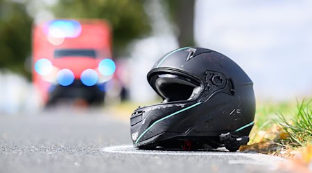 Sonniges Herbstwetter ist für Motorradfahrer oft trügerisch. (Symbolbild) / Foto: Julian Stratenschulte/dpa