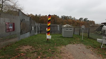 35 Jahre nach der Wiedervereinigung können Opfer von Zwangsumsiedlungen aus dem früheren DDR-Grenzgebiet zu Westdeutschland endlich Einmalzahlungen für den erlittenen Heimatverlust erhalten (Symbolfoto).  / Foto: Bodo Schackow/dpa 35 Jahre nach der Wiedervereinigung können Opfer von Zwangsumsiedlungen aus dem früheren DDR-Grenzgebiet zu Westdeutschland endlich Einmalzahlungen für den erlittenen Heimatverlust erhalten (Symbolfoto).  / Foto: Bodo Schackow/dpa
