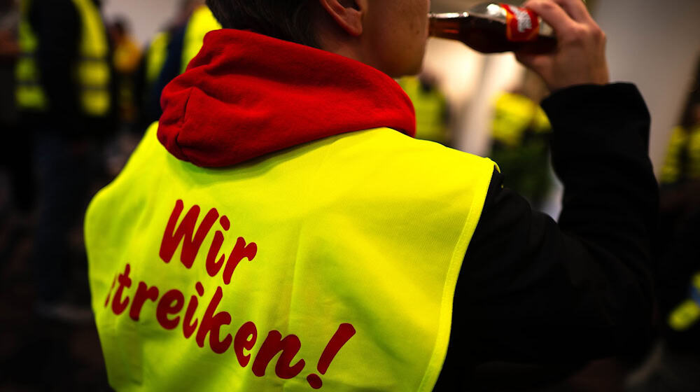 Im Zuge von Tarifverhandlungen wurde an den Coca-Cola-Standorten Weimar und Halle zeitweise die Arbeit niedergelegt.  / Foto: Sina Schuldt/dpa Im Zuge von Tarifverhandlungen wurde an den Coca-Cola-Standorten Weimar und Halle zeitweise die Arbeit niedergelegt.  / Foto: Sina Schuldt/dpa