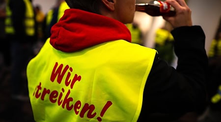 Im Zuge von Tarifverhandlungen wurde an den Coca-Cola-Standorten Weimar und Halle zeitweise die Arbeit niedergelegt.  / Foto: Sina Schuldt/dpa Im Zuge von Tarifverhandlungen wurde an den Coca-Cola-Standorten Weimar und Halle zeitweise die Arbeit niedergelegt.  / Foto: Sina Schuldt/dpa