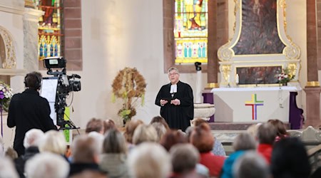 Landesbischof Friedrich Kramer zog in seiner Predigt Parallelen zu heute.  / Foto: Matthias Bein/dpa Landesbischof Friedrich Kramer zog in seiner Predigt Parallelen zu heute.  / Foto: Matthias Bein/dpa